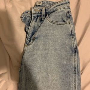 HOLLISTER CURVY HIGH-RISE MOM JEAN